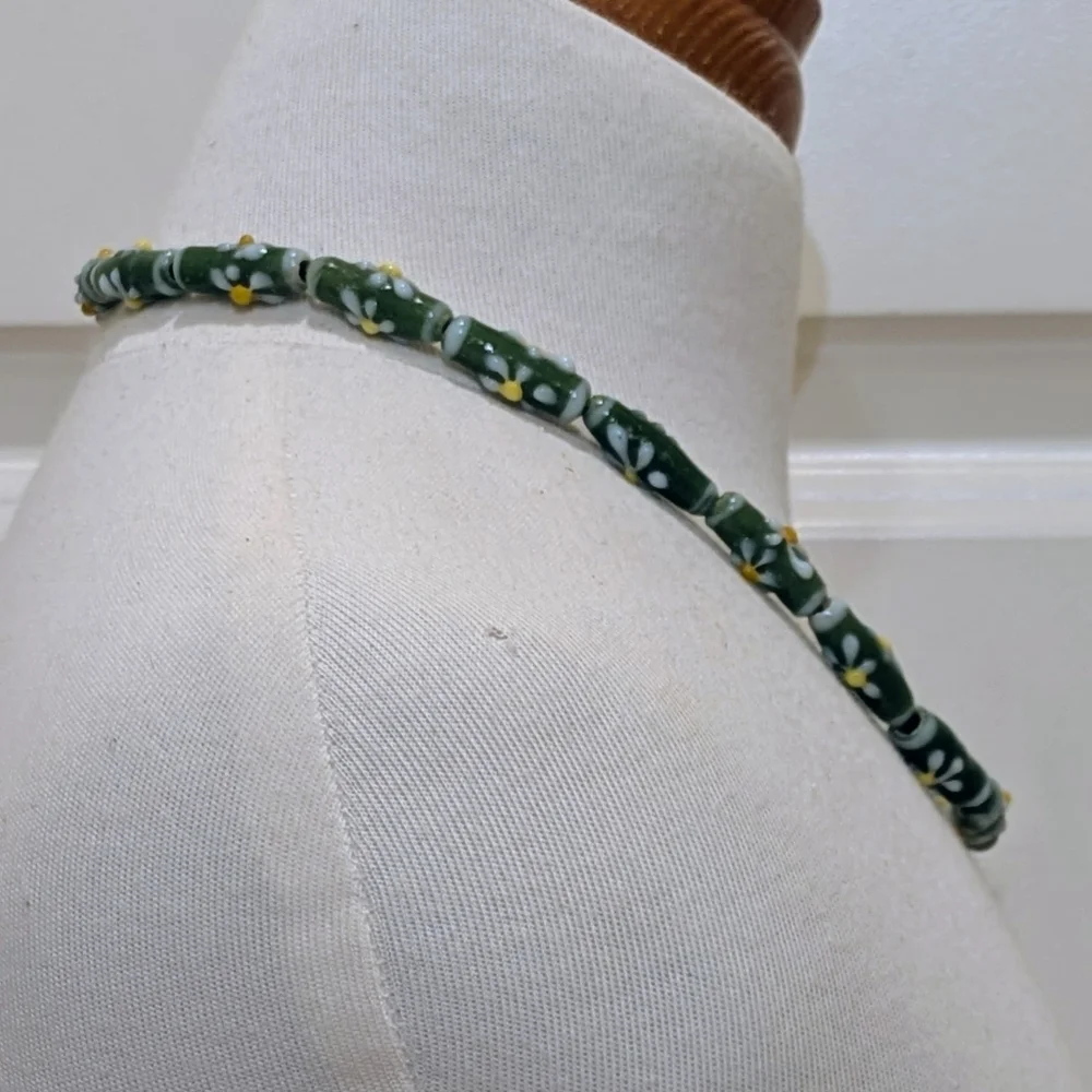 NWOT Beckwoman 18" Hand Blown Floral Glass Bead Stretch Necklace - Picture 6 of 7